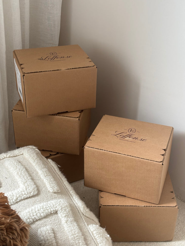 Staplade Loffen-boxar i kraftpapper